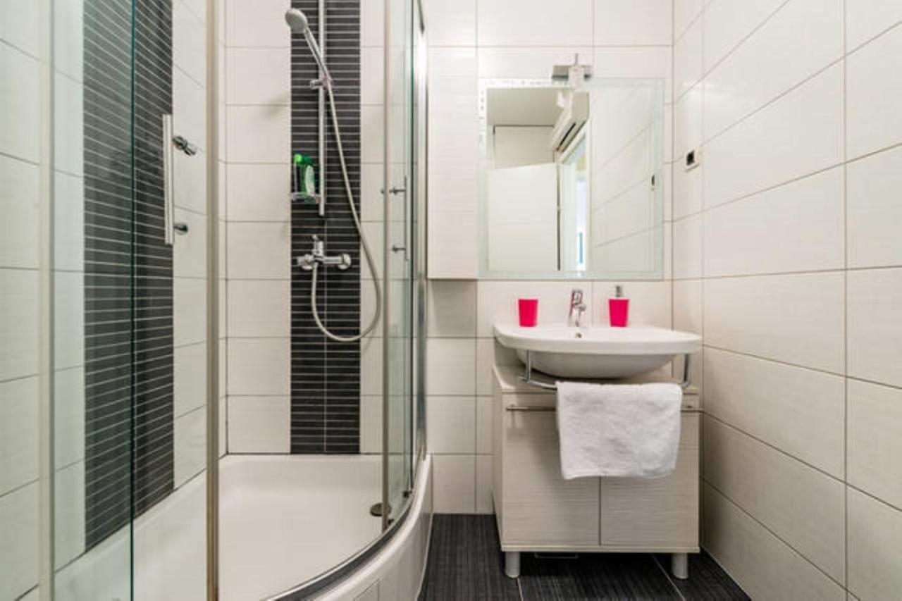 Near Beach Apartment Reno With Private Parking 斯普利特 外观 照片