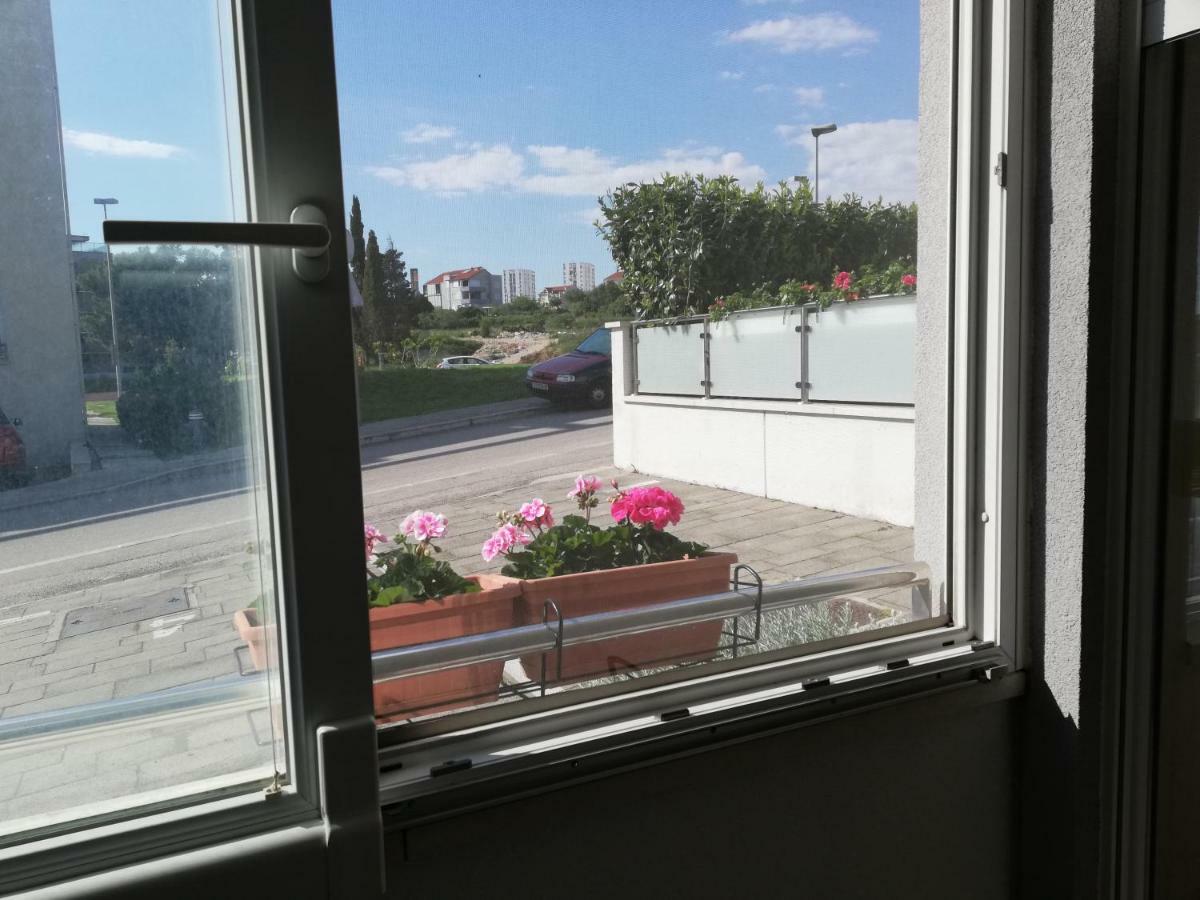 Near Beach Apartment Reno With Private Parking 斯普利特 外观 照片