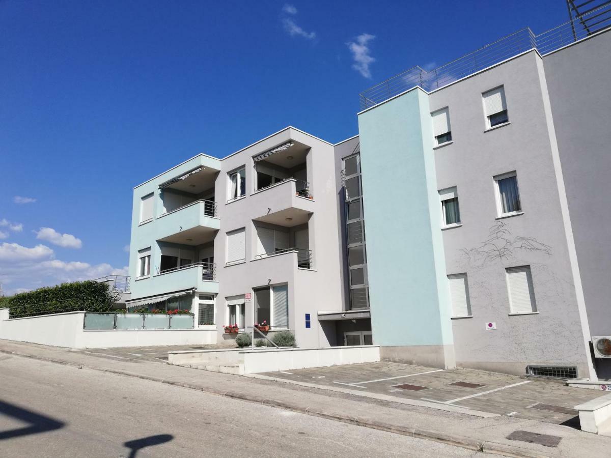 Near Beach Apartment Reno With Private Parking 斯普利特 外观 照片